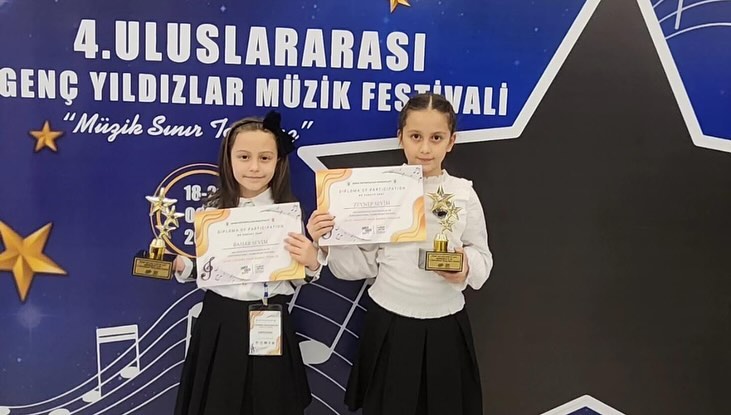 İki kardeş ilk kez aynı&nbsp;sahnede!